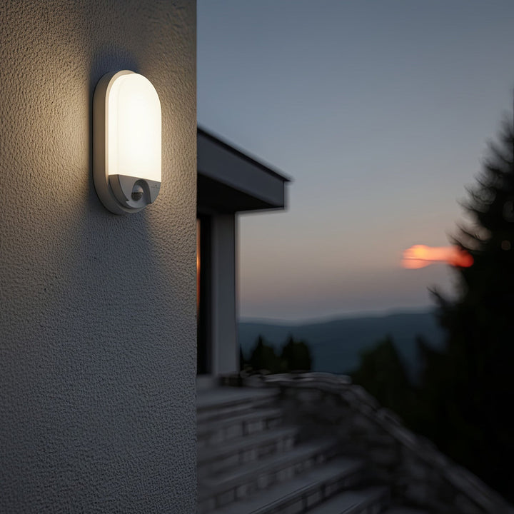 LED-lampe med infrarød bevægelsessensor MCE340 W 1100lm 15W IP54 Maclean Energy farve hvid, farvetemperatur naturlig hvid (4000K)