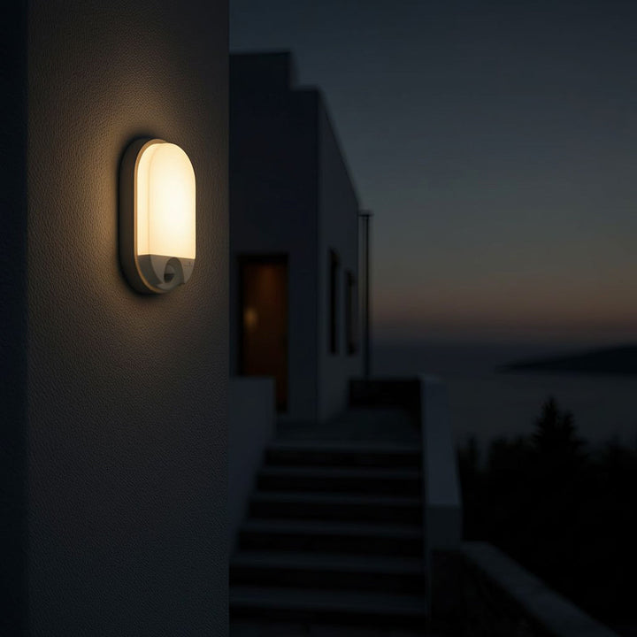 LED-lampe med infrarød bevægelsessensor MCE340 W 1100lm 15W IP54 Maclean Energy farve hvid, farvetemperatur naturlig hvid (4000K)