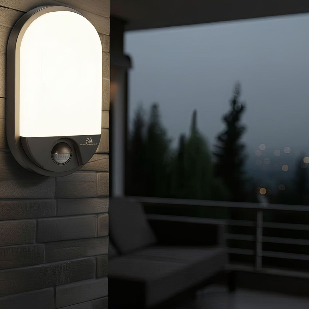 LED-lampe med infrarød bevægelsessensor MCE340 GR 1100lm 15W IP54 Maclean Energy farve grå, farve naturlig hvid (4000K)