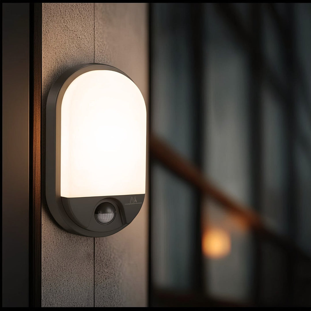 LED-lampe med infrarød bevægelsessensor MCE340 GR 1100lm 15W IP54 Maclean Energy farve grå, farve naturlig hvid (4000K)