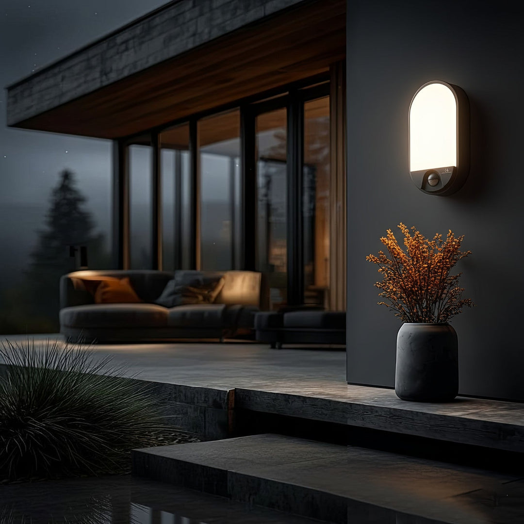 LED-lampe med infrarød bevægelsessensor MCE340 GR 1100lm 15W IP54 Maclean Energy farve grå, farve naturlig hvid (4000K)
