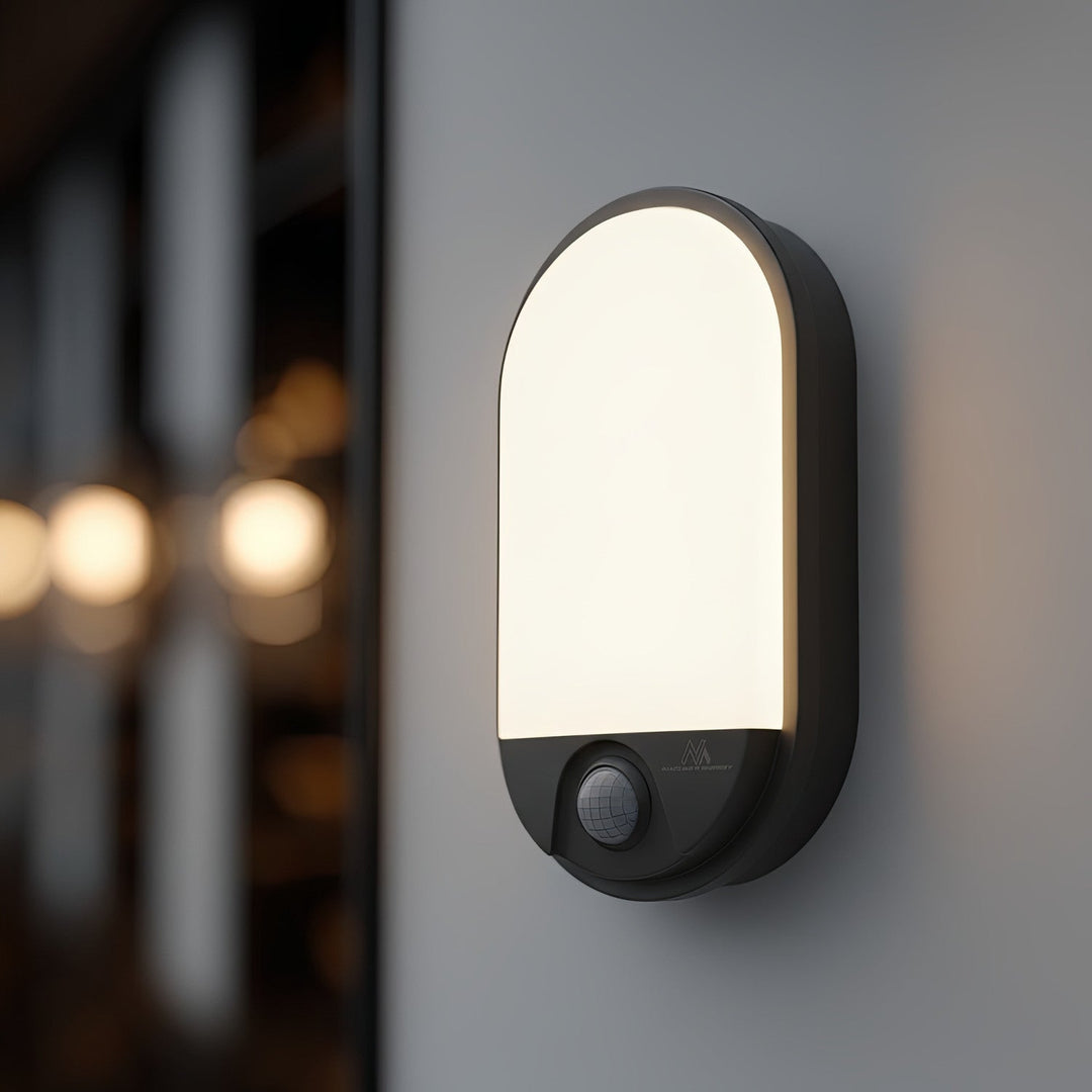 LED-lampe med infrarød bevægelsessensor MCE340 GR 1100lm 15W IP54 Maclean Energy farve grå, farve naturlig hvid (4000K)