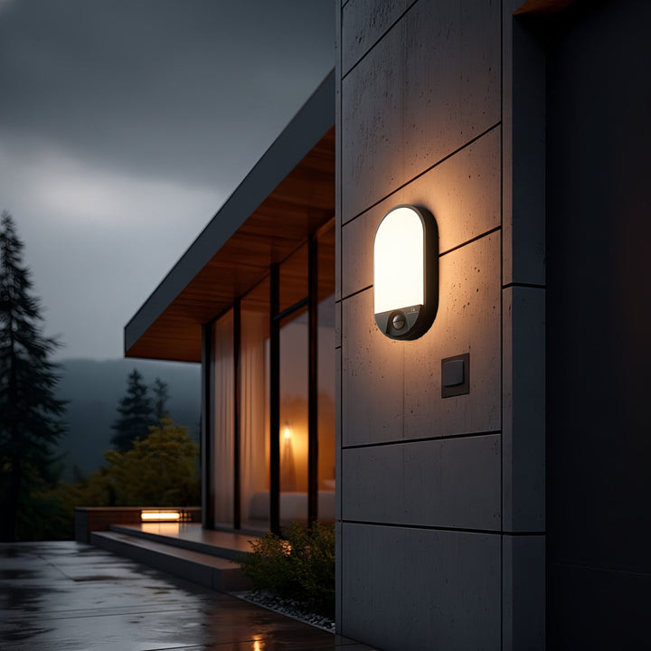 LED-lampe med infrarød bevægelsessensor MCE340 GR 1100lm 15W IP54 Maclean Energy farve grå, farve naturlig hvid (4000K)