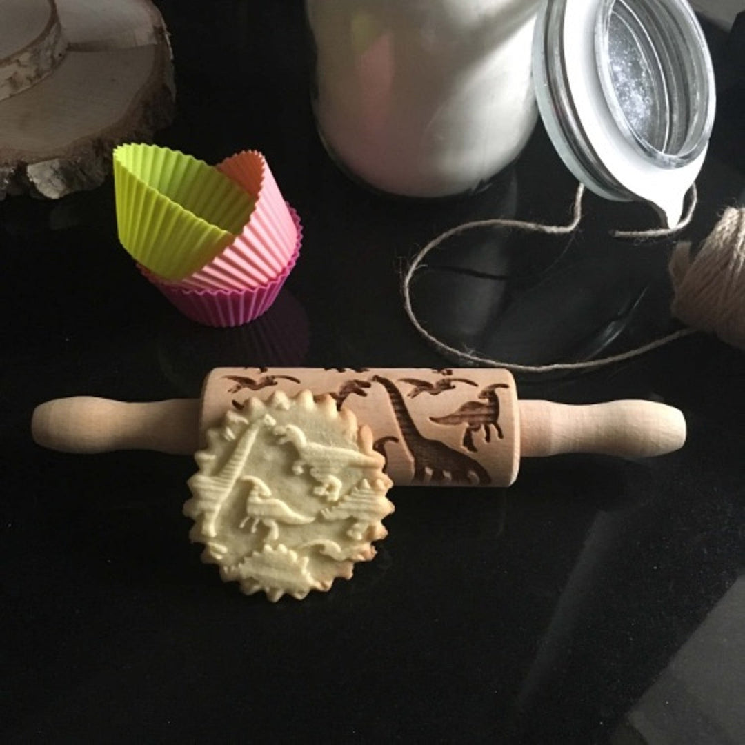 Graveret kagerulle Goody Woody, 23,5 cm, bøgetræ, dinosaur-mønster
