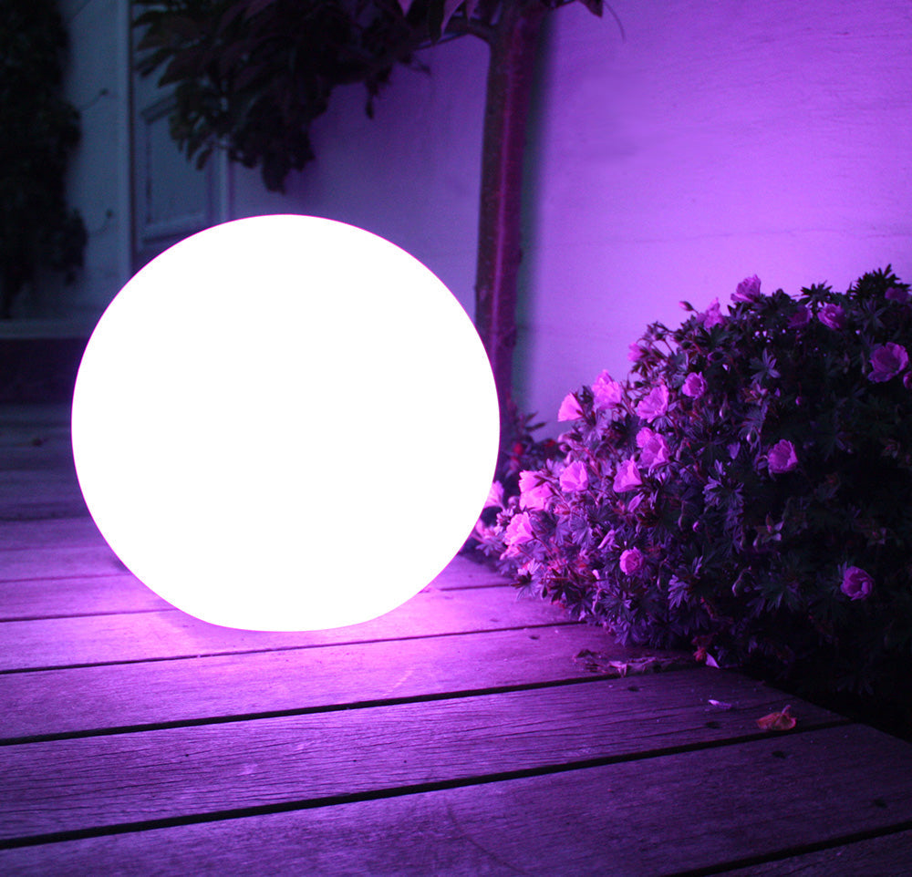 Fritstående solcellelampe til haven GB167 – kugle 30x30x63 cm, farvet LED, 4 stk.