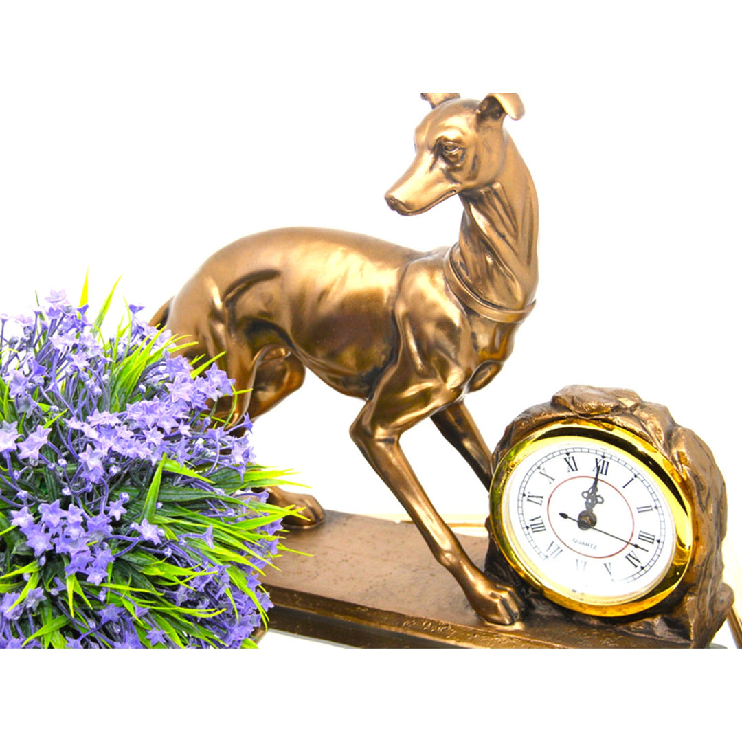 Figur af en hund, Chart, Ur, Brun dekorativ skulptur, Queen Isabel