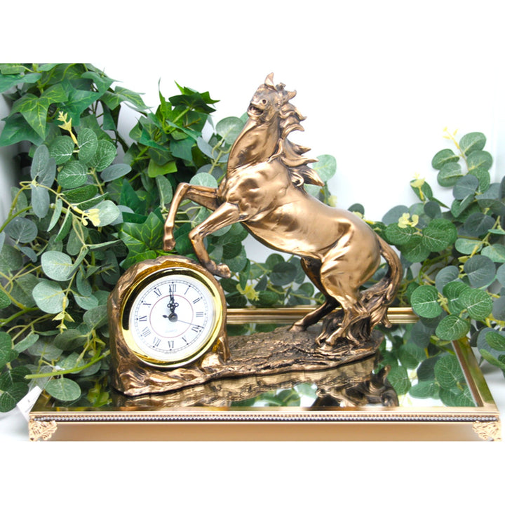 Figur af en klatrende hest, ur, bronzefigur, romertal, dronning Isabel