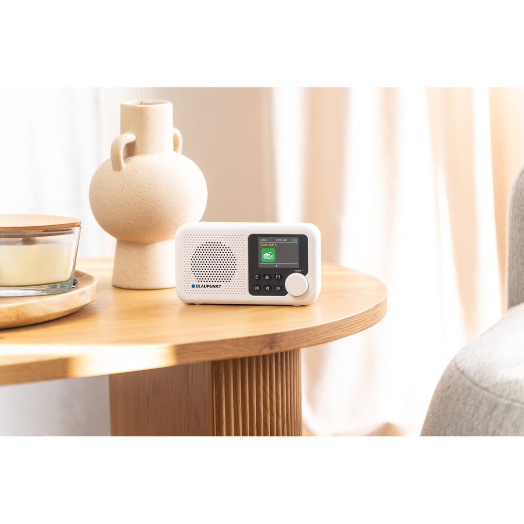Bærbar Blaupunkt-radioudspiller, digitalt DAB+-radio og FM-tuner, Bluetooth, hovedtelefonudgang, 2,4-tommers farveskærm, ur- og alarmfunktion, batteridrevet og oplades via USB-C, DR8WH