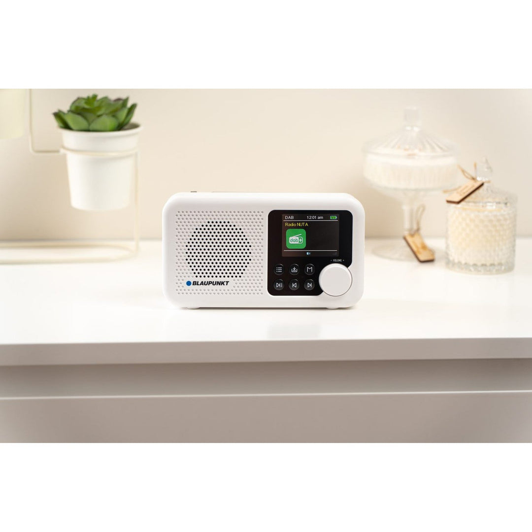Bærbar Blaupunkt-radioudspiller, digitalt DAB+-radio og FM-tuner, Bluetooth, hovedtelefonudgang, 2,4-tommers farveskærm, ur- og alarmfunktion, batteridrevet og oplades via USB-C, DR8WH