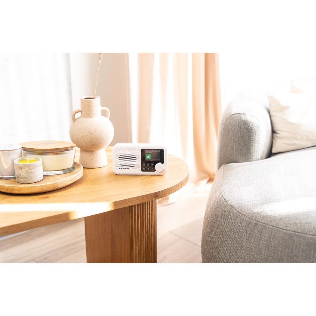 Bærbar Blaupunkt-radioudspiller, digitalt DAB+-radio og FM-tuner, Bluetooth, hovedtelefonudgang, 2,4-tommers farveskærm, ur- og alarmfunktion, batteridrevet og oplades via USB-C, DR8WH