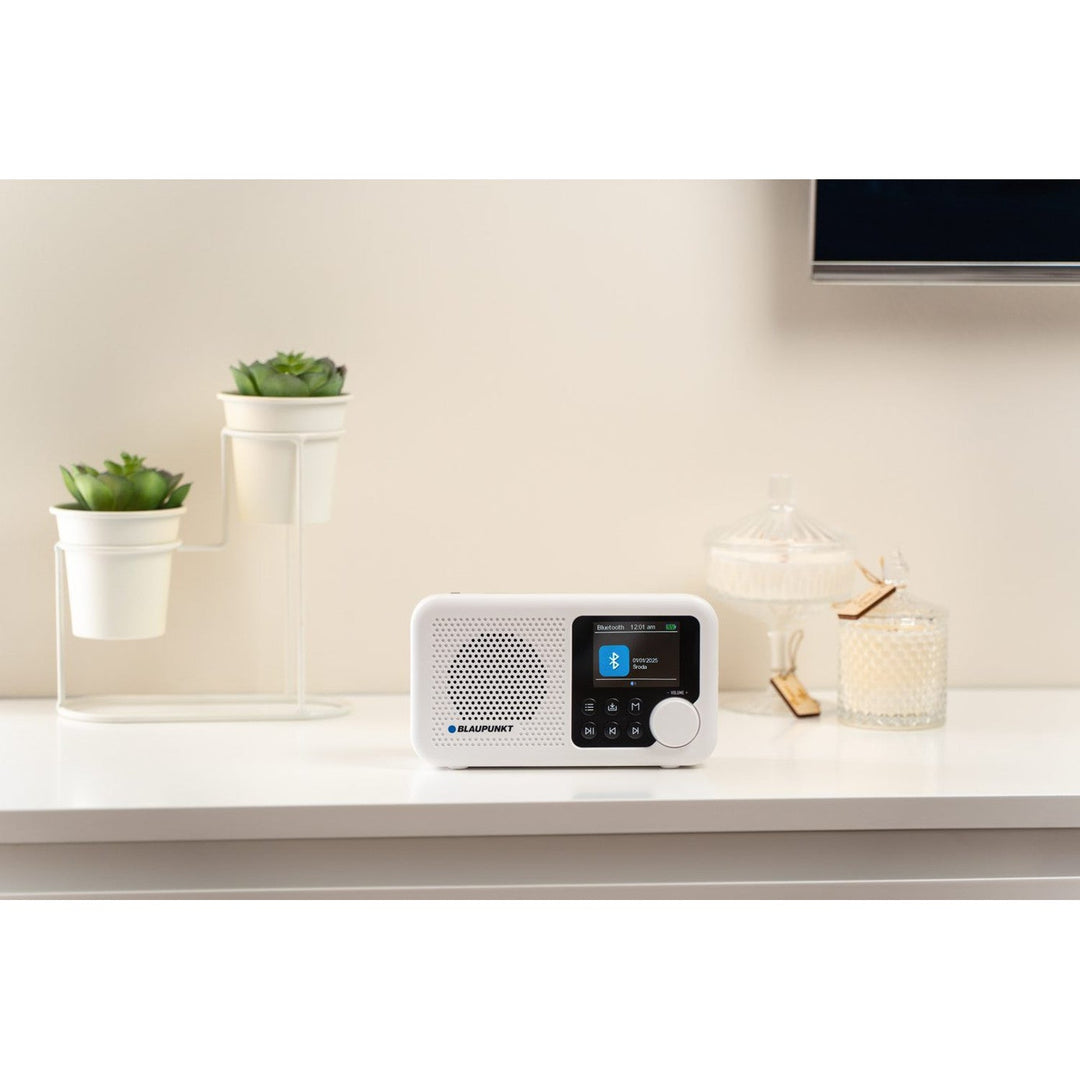 Bærbar Blaupunkt-radioudspiller, digitalt DAB+-radio og FM-tuner, Bluetooth, hovedtelefonudgang, 2,4-tommers farveskærm, ur- og alarmfunktion, batteridrevet og oplades via USB-C, DR8WH