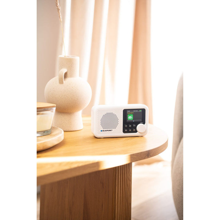 Bærbar Blaupunkt-radioudspiller, digitalt DAB+-radio og FM-tuner, Bluetooth, hovedtelefonudgang, 2,4-tommers farveskærm, ur- og alarmfunktion, batteridrevet og oplades via USB-C, DR8WH