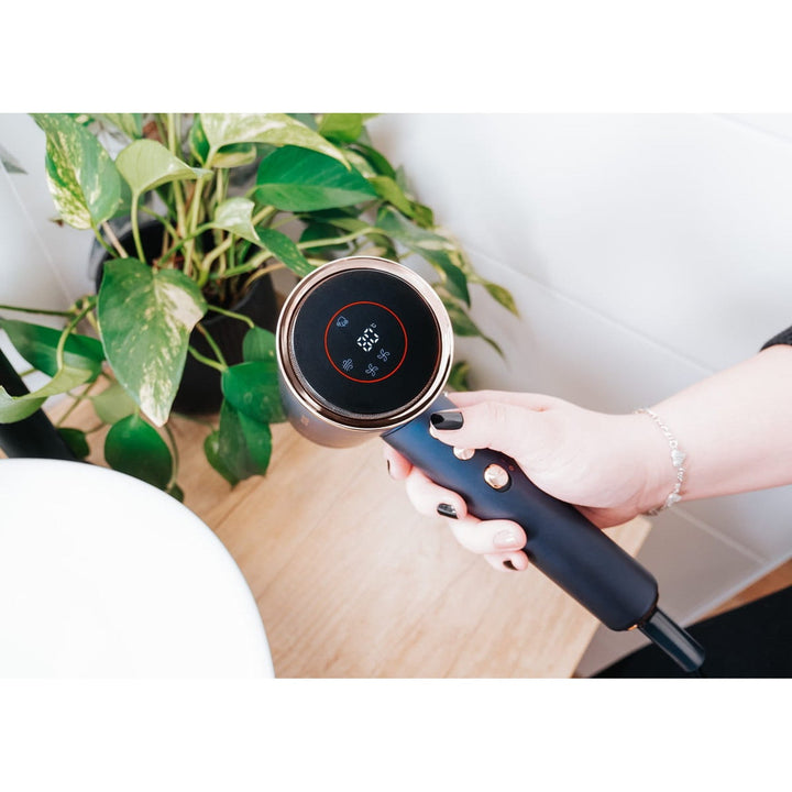Concept ProfiCare hårtørrer, BLDC-motor, magnetiske påsætningsdyser, Oil Therapy-funktion, børnemodus, Cold Mode-funktion, VV8100