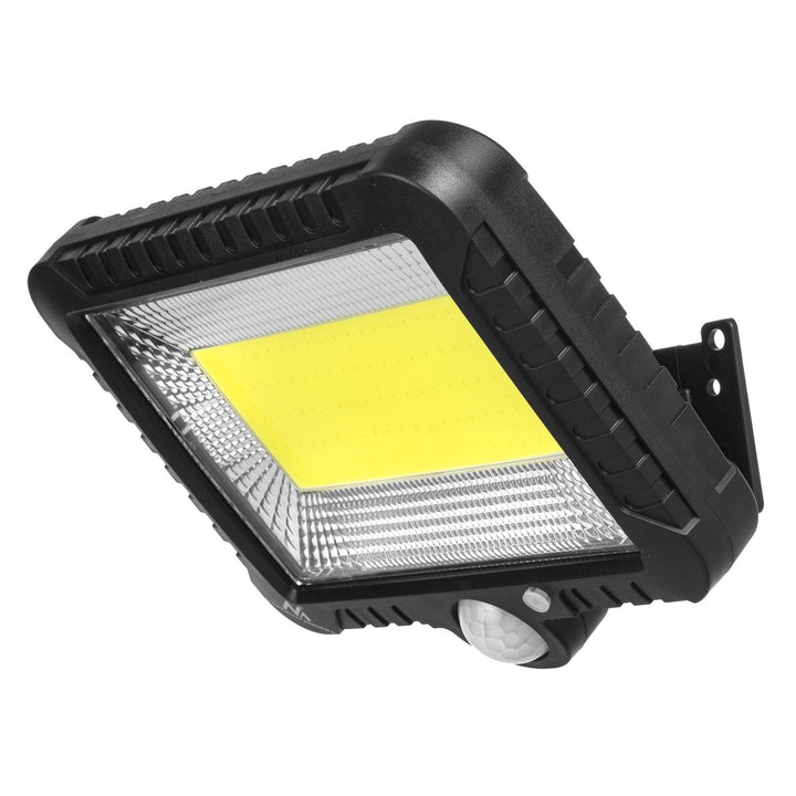 Solcelledrevet LED-projektør med bevægelsessensor fra Maclean Energy, IP44, 5 W, 400 lm, 6000 K kold hvid, litiumbatteri 1300 mAh, 3,7 V DC  MCE438