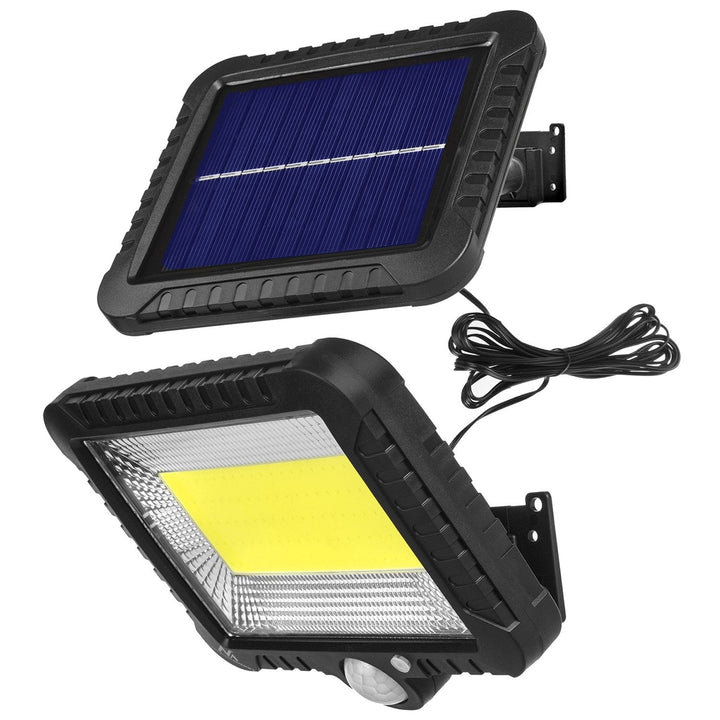Solcelledrevet LED-projektør med bevægelsessensor fra Maclean Energy, IP44, 5 W, 400 lm, 6000 K kold hvid, litiumbatteri 1300 mAh, 3,7 V DC  MCE438