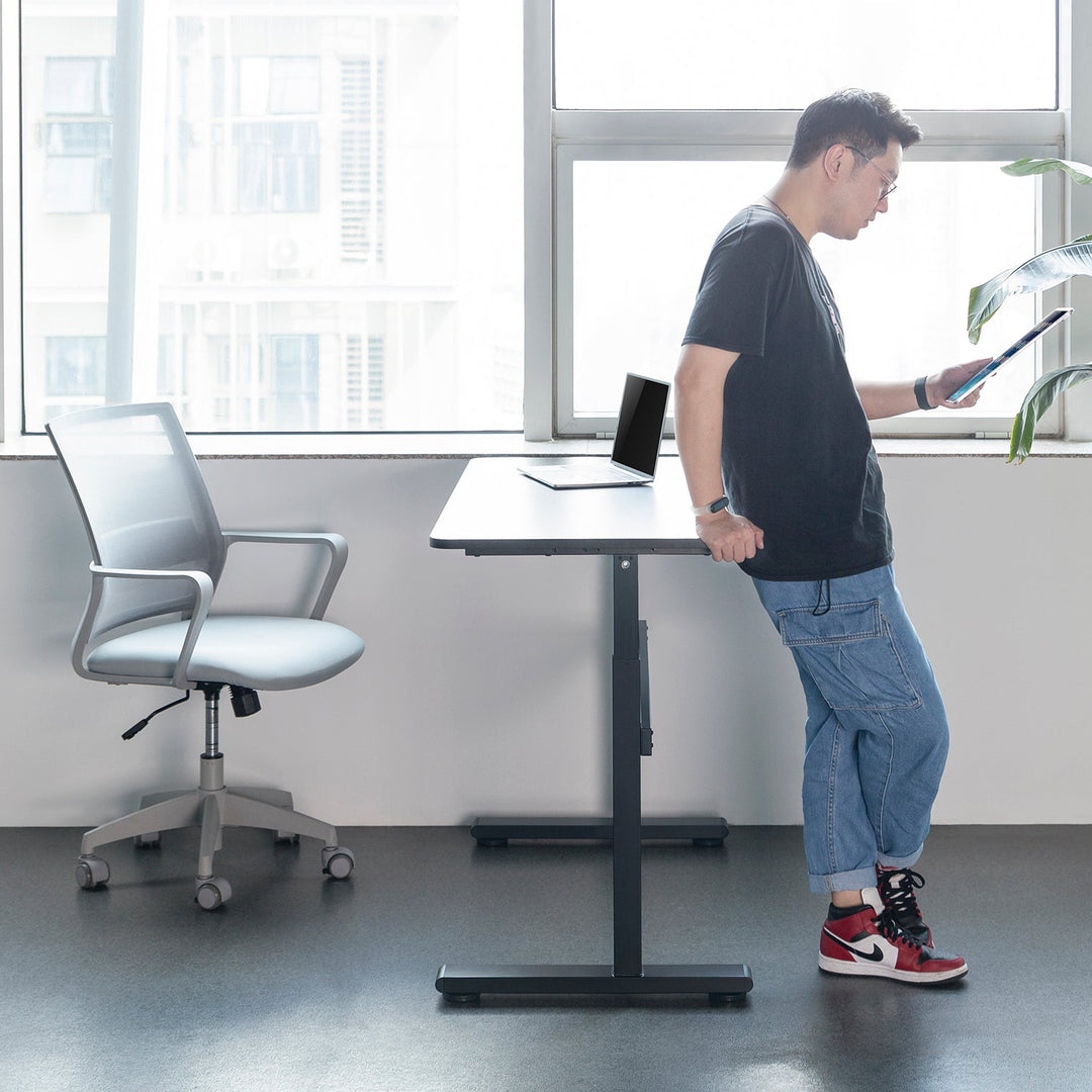 Ergo Office elektrisk skrivebord, højdejustering, grå, maks. højde 118 cm, 50 kg – med bordplade til stående og siddende arbejde, ER-434