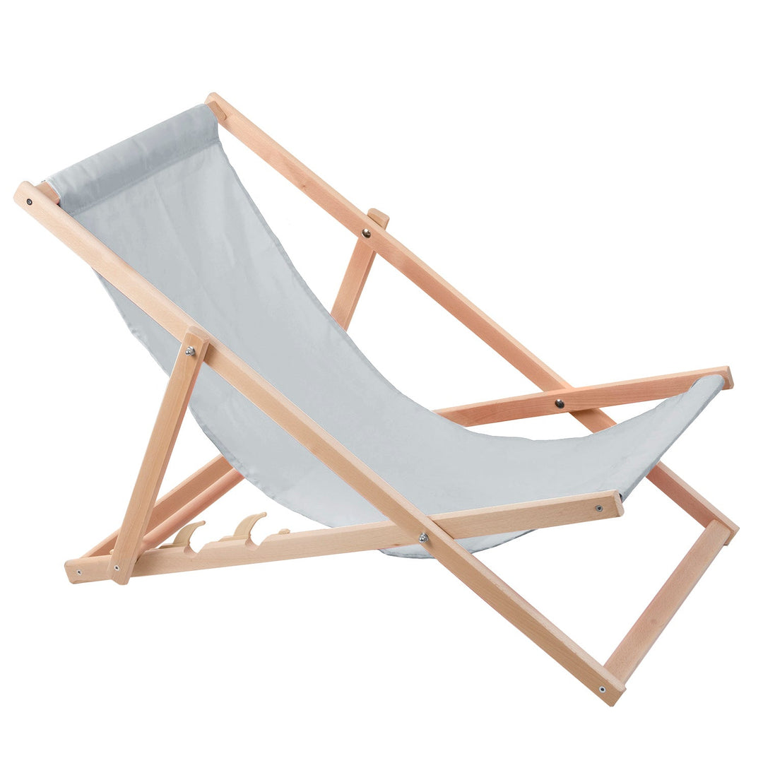 Komfortabel liggestol i lyst gråt træ, perfekt til stranden, altanen eller terrassen.