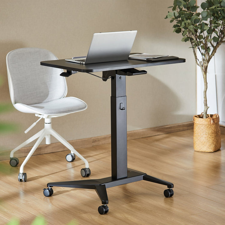 Mobil skrivebord til bærbar computer Maclean, sort, pneumatisk højdejustering, 80x52 cm, maks. 8 kg, 109 cm høj, MC-453B