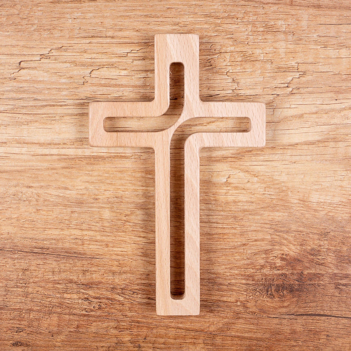 Moderne naturligt træhøjkors til ophængning, 30 x 18 x 1,8 cm