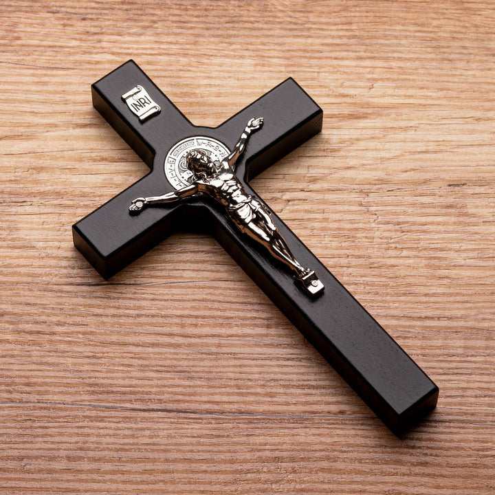 Træ kors af St. Benedikt med lidenskabsscene, sort, 22 x 12 x 1,8 cm