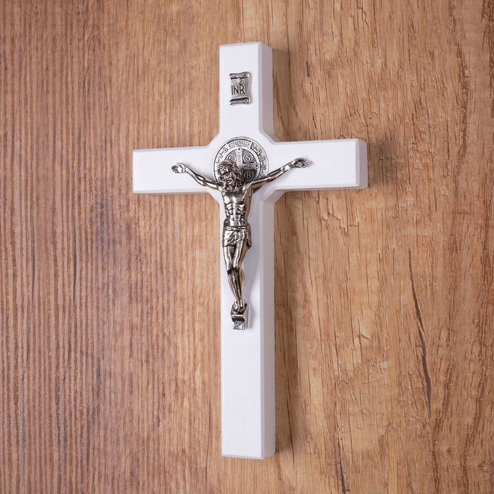 Trækrusifiks af St. Benedikt med lidenskabshistorie, hvid, 22 x 12 x 1,8 cm