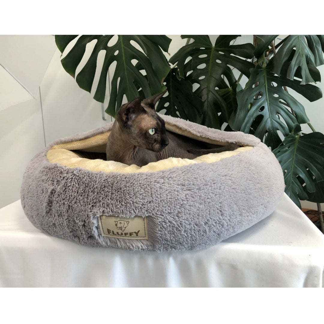 Blødt og behageligt leje til kat/hund FLUFFY i lysegrå farve 50 cm