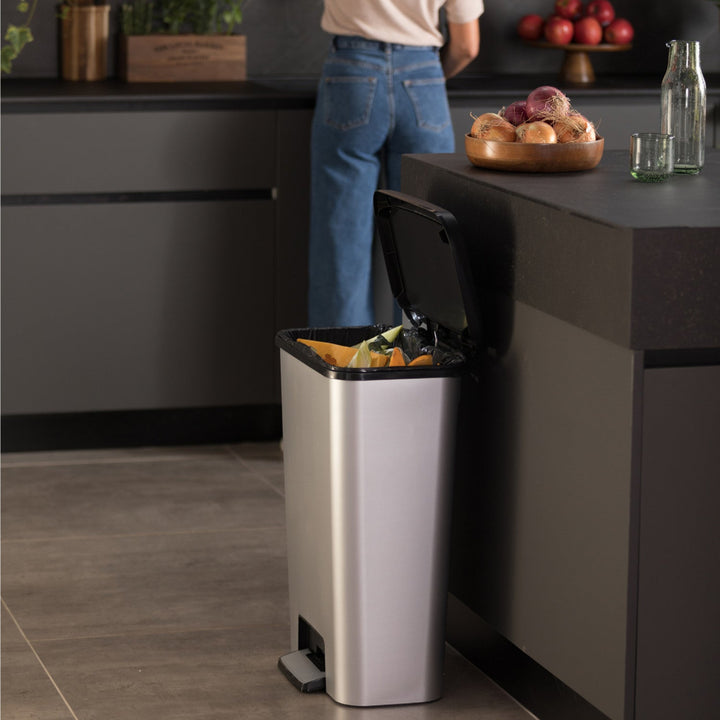 Curver skraldespand med pedal, kapacitet 50 l, Compatta
